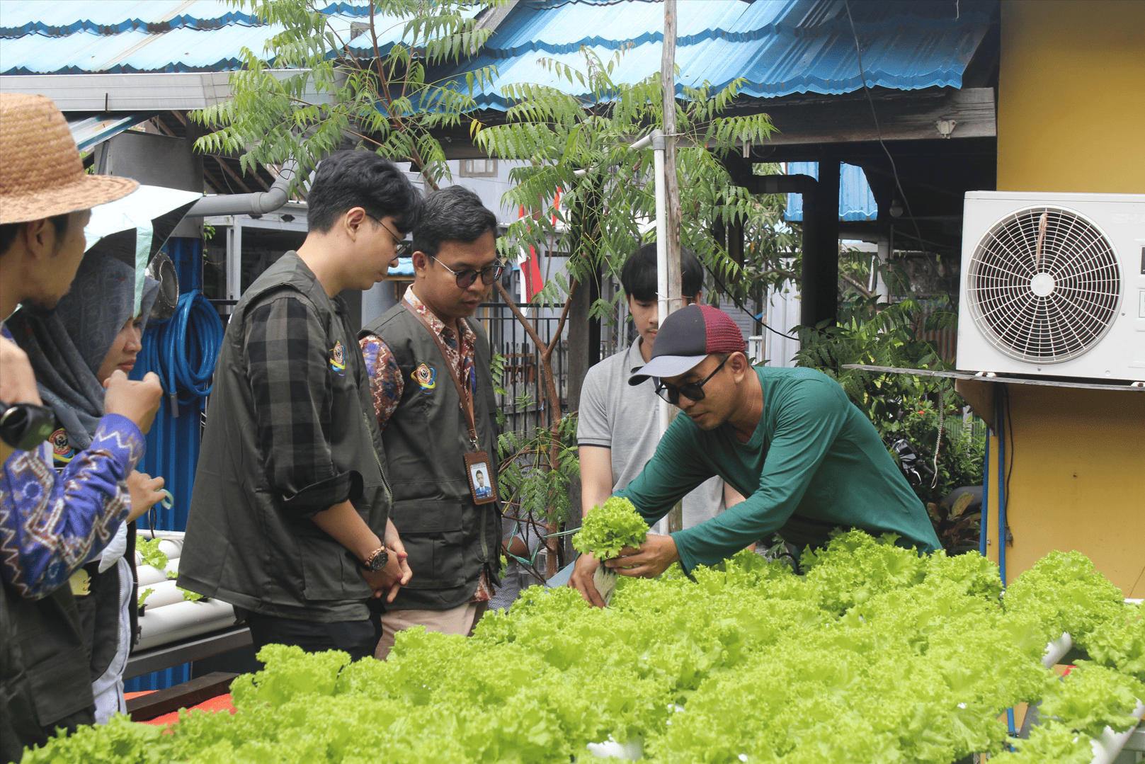 Gambar PKM Pengabdian kepada Masyarakat Tahun 2025:Introduksi Pengembangan Pertanian Cerdas Melalui Teknologi Pupuk Organik Lepas  Lambat dan Sistem Monitoring Iot pada Alfarm Hydroponic