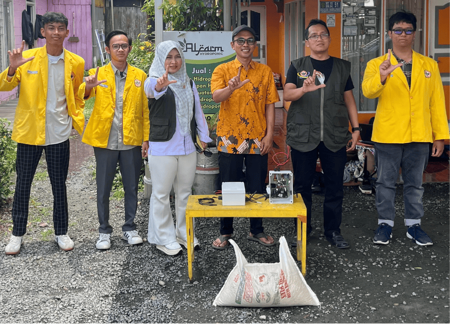 Gambar PKM Pengabdian kepada Masyarakat Tahun 2025:Introduksi Pengembangan Pertanian Cerdas Melalui Teknologi Pupuk Organik Lepas Lambat dan Sistem Monitoring Iot pada Alfarm Hydroponic