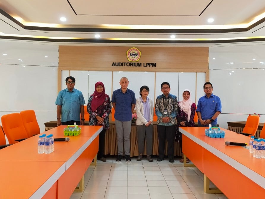 Gambar Menerima kunjungan Dr. Tan Lik Tong dari Nanyang Technological University (NTU) Singapore diskusi tentang peluang Reseach Collaboration antara ULM dengan NTU Singapore