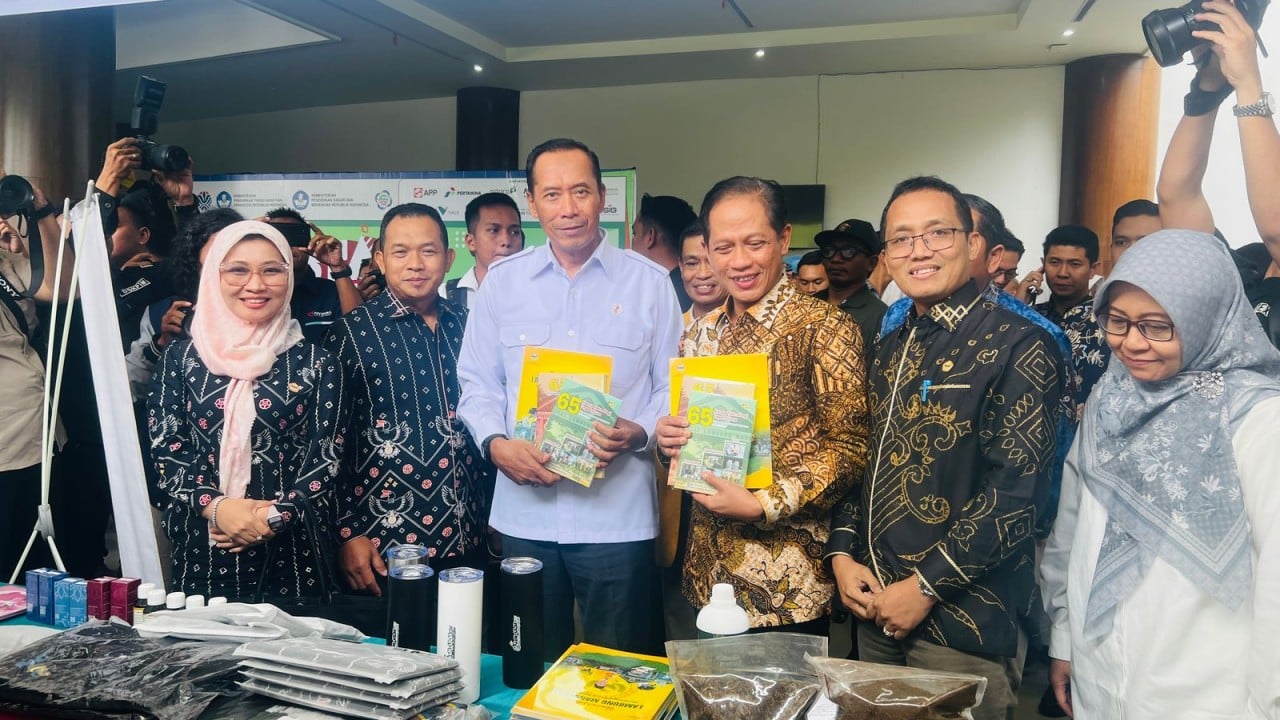 Gambar LPPM ULM Serahkan Buku Hasil Penelitian dan Pengabdian Dosen kepada Menteri LHK dan Wakil Menteri Kemendiktisaintek dalam ASTA Peduli Sampah Nasional 2025